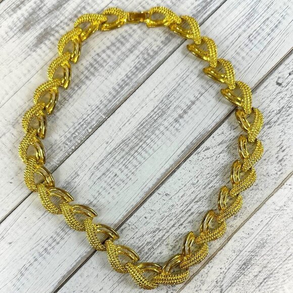 Gold Tone Necklace Vintage Style 18 Inch length Glamour - Picture 2 of 2